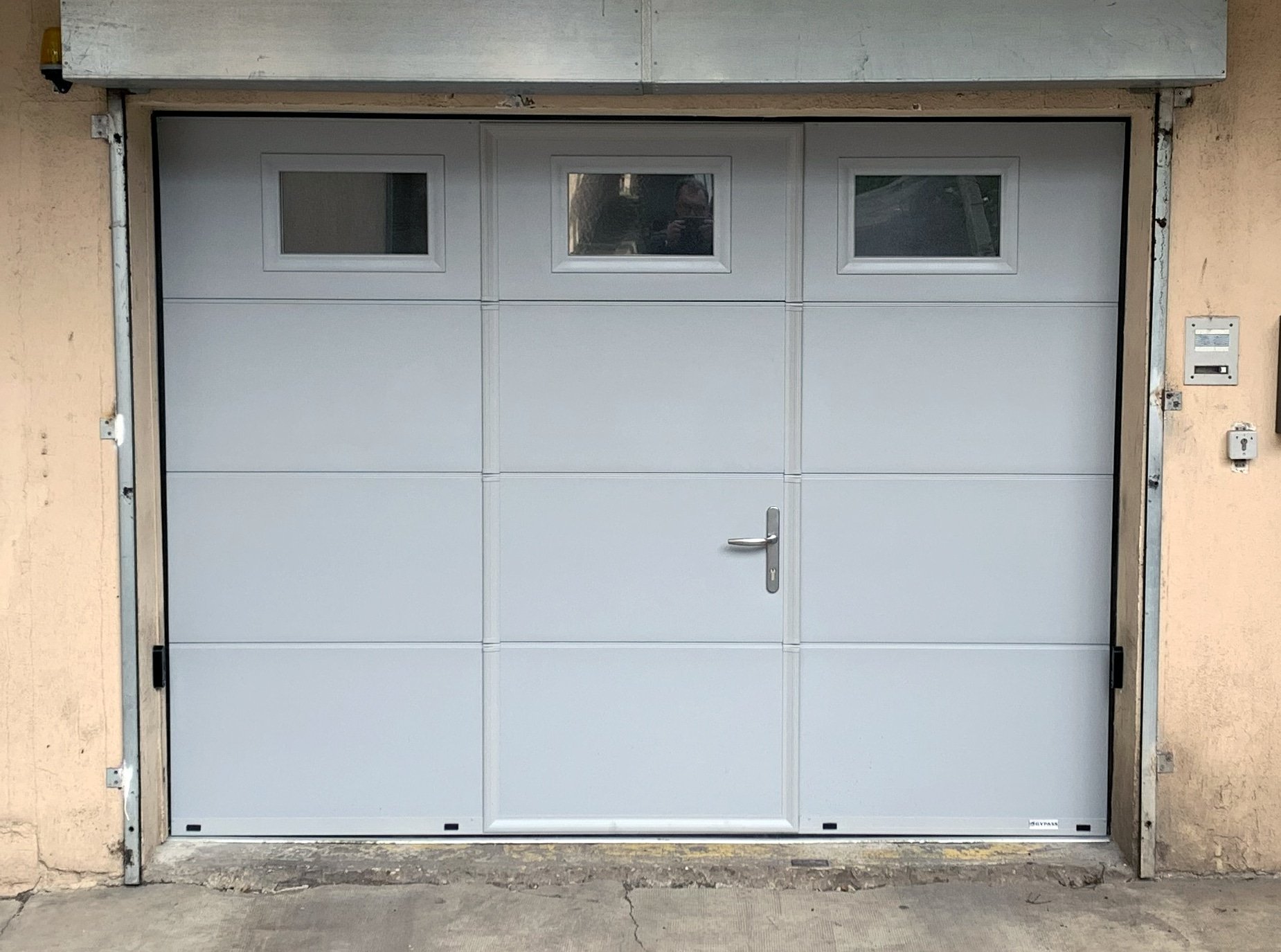 Porte de garage sectionnelle avec portillon Gypass activa